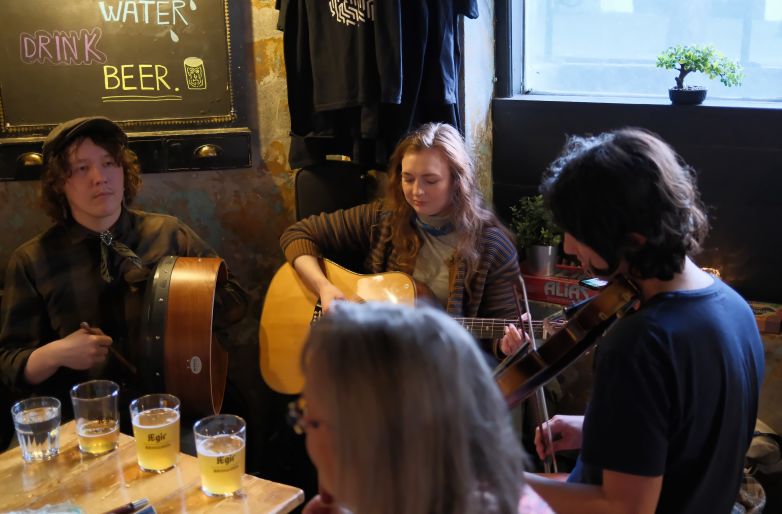 New lab experiment: Learning Icelandic through folk-music